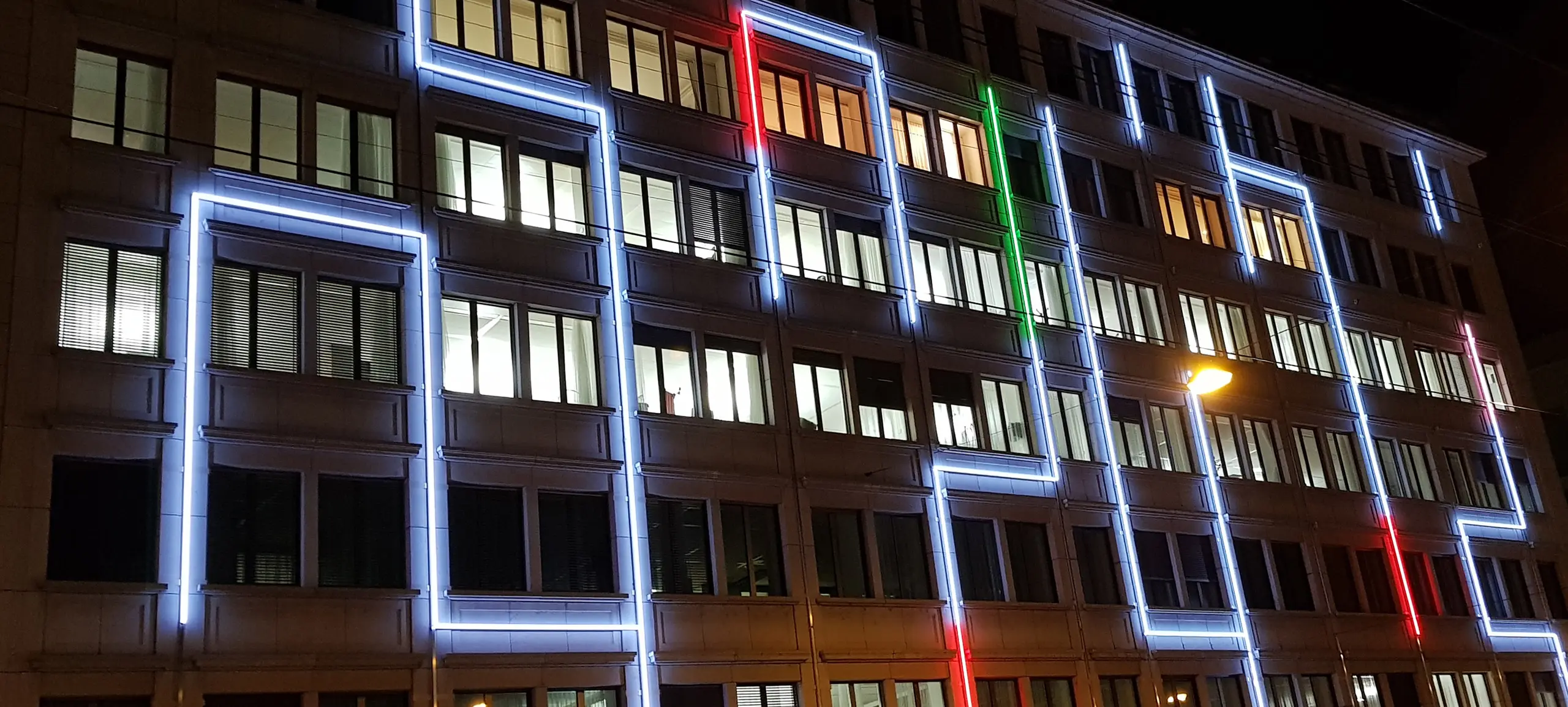 Installation artistique d’Emilie Ding pour Geneva Lux sur une banque à Plainpalais